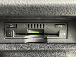 【ETC】有料道路を利用する際に料金所で停止することなく通過できる、ETC車載器（ノンストップ自動料金収受システム機器）が装備されています。セットアップを行うことで利用可能になります。