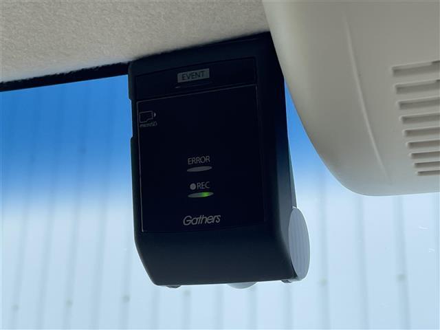 【ドライブレコーダー】映像・音声などを記録する自動車用の車載装置が装備されています！ もしもの事故の際の記録はもちろん、旅行の際の思い出としてドライブの映像を楽しむことができます。