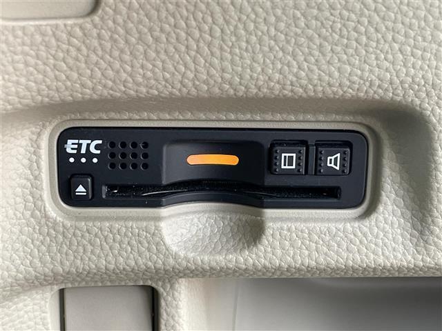 【ETC】有料道路を利用する際に料金所で停止することなく通過できる、ETC車載器（ノンストップ自動料金収受システム機器）が装備されています。セットアップを行うことで利用可能になります。
