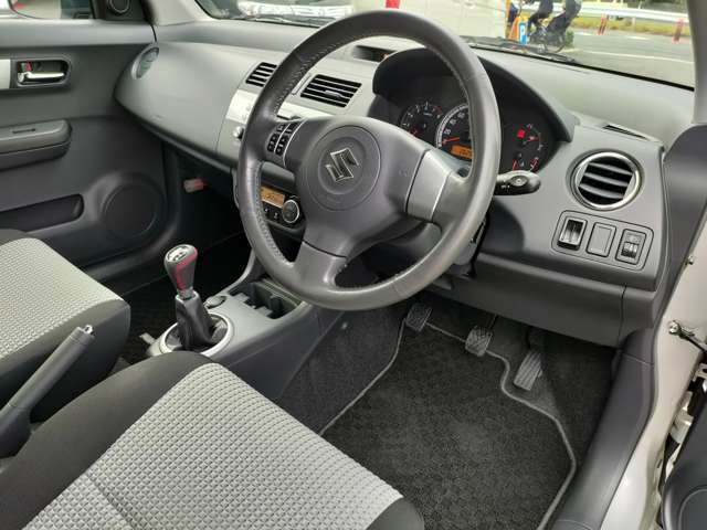 【全国納車OK】　現車をご覧になれないお客様でも、安心してお車をご購入いただける環境を整えております。 色々な角度から撮影したたくさんの画像など豊富な資料送りいたしております。