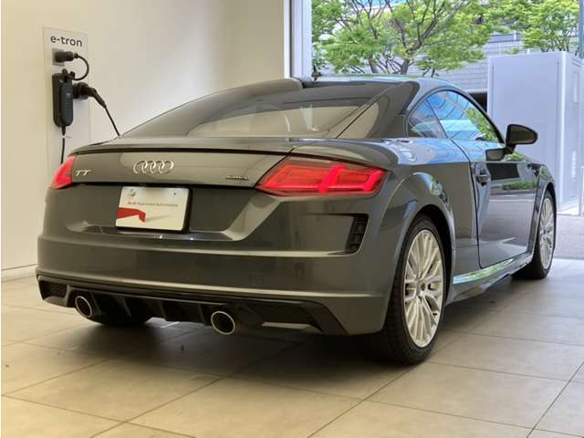 当店ではAudiの定める100項目に及ぶ納車前の法定点検整備を無料で実施後、ご納車しております。また、認定中古車の保証期間は販売会社によって異なりますが、当店では1年間の長期保証を無償付帯しております。