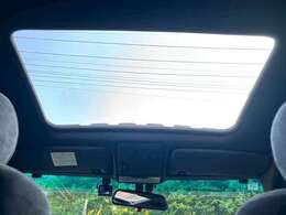人気のサンルーフ装備車です！
