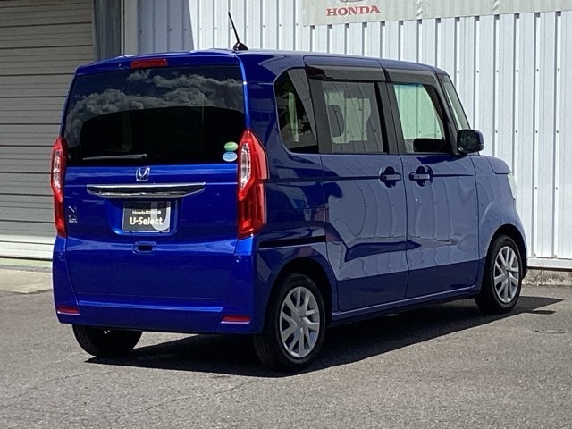バックカメラが付いているのでバックでの車庫入れも安心です。