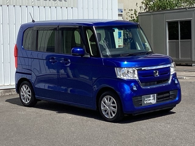 LEDヘッドライトを装備しています。LEDヘッドライトはとても明るく、雨の日や夜間走行も安全・安心です。オートライトコントロール付きで周囲の明るさに応じて自動で点灯・消灯します。