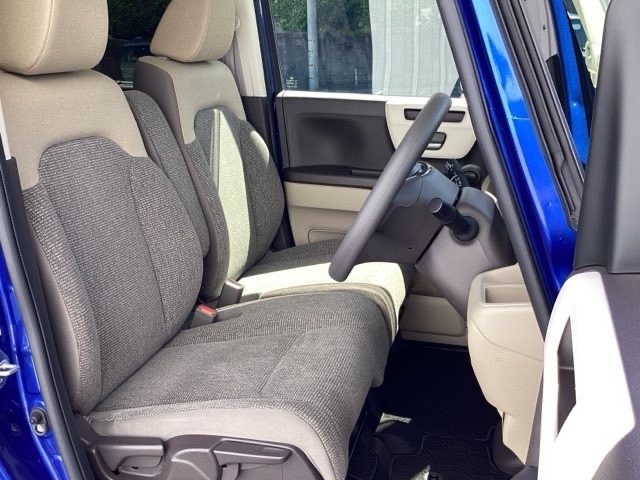 フロントは助手席と繋がったベンチシートです運転席/助手席シートヒーターで寒い日もすぐに温かくなり快適に過ごせます。2段階の温度調整が可能です。