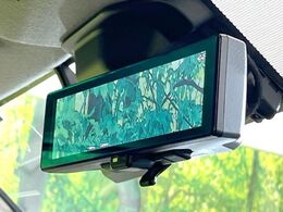 【インテリジェントルームミラー】後席の大きな荷物や同乗者で後方が確認しづらい時でも安心！カメラが撮影した車両後方の映像をルームミラー内に表示。クリアな視界で状況の確認が可能です！