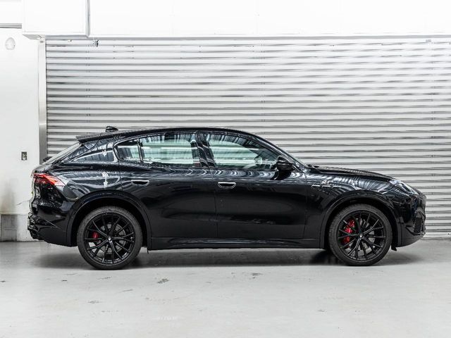 もちろんサラウンドビューモニター+パークセンサーを搭載。駐車時の不安を軽減。