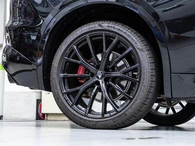 21インチクリオブラックホイール＆レッドブレーキキャリパーを装備。