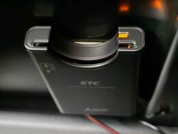 【ETC車載器】を装備しておりますので、ご納車直後からの遠距離ドライブも可能です。土日の利用料金の割引や、朝夕の通行料金を割引料金にて高速道路をご利用いただけます。