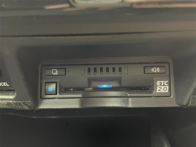 【純正ビルトインETC2.0（DSRC/ITSスポット）】ETCカードを挿入すれば料金所はノンストップで通過できます。ETC限定の割引や、高速道路の情報提供サービスを利用できます。