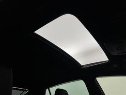 【ムーンルーフ】天井から太陽の穏やかな光や爽やかな風を取り込むことができる、トヨタの「サンルーフ」です！頭上のスイッチでムーンルーフを開閉することができます。