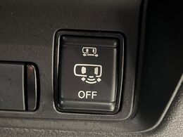 【ハンズフリー機能付き両側パワースライドドア】スライドドアの下に足先を入れてすぐ引くと、自動的にスライドドアが開閉します！荷物で両手がふさがった状態でも、ドアの開閉ができてとっても便利！