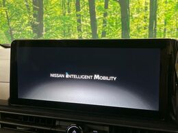 【メーカー純正ナビ】インテリアに溶け込むスタイリッシュな「専用設計」メーカーナビを装備♪視認性や操作性など基本性能にも優れ、より上質なカーライフをお楽しみいただけます。