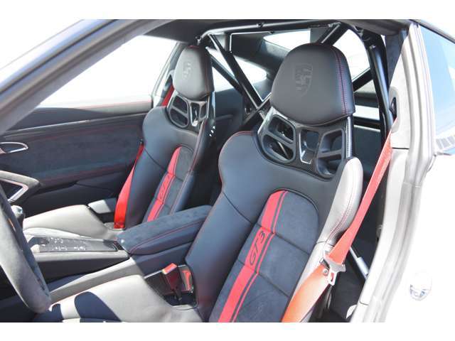 カーボンバケットシート　ヘッドレストクレストエンボス
