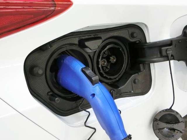 外部から充電ができます。
