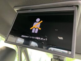 【14型有機ELフリップダウン】三列目からでも迫力のエンタメが観れる大画面フリップダウン。有機ELのモニターでは、一般的なフリップダウンよりも高コントラストでキレイな映像を楽しめます。