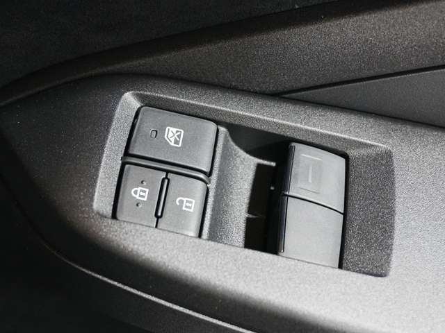 当社専門業者が納車前クリーニングしておりますので内装もとても綺麗な状態でお渡ししております。もちろんシート、足元、パネル関係、天井とお客様にお喜びいただけますよう心を込めて磨いています！！