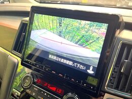 【バックカメラ】駐車時に後方がリアルタイム映像で確認できます。大型商業施設や立体駐車場での駐車時や、夜間のバック時に大活躍！運転スキルに関わらず、今や必須となった装備のひとつです！