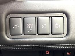 【両側パワースライドドア】スマートキーや運転席のスイッチで後席両側スライドドアの開閉が可能♪電動だから力を入れてドアを開ける必要が無く、小さなお子様でも簡単に開け閉めでき快適です♪