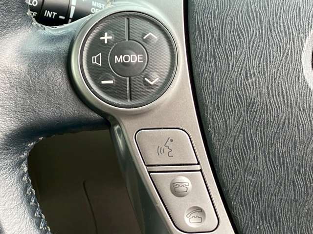 【ステアリングスイッチ】オーディオのボリュームの調節や、ラジオのチャンネルの変更、電話の受け取りなどを可能にします。運転中に目線を下げずに操作可能です。