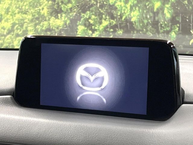 【マツダコネクトナビ】車内の雰囲気にマッチした一体型タイプのナビ。各種車輌設定やBluetooth再生等、様々な機能が楽しめます。直感的なダイヤル操作が可能で、使い勝手も良好です。