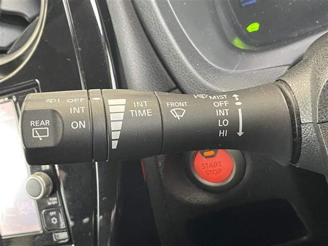 【オートワイパー（AUTO）】雨が降り出した時に、雨滴検出用センサー（レインセンサー）が雨滴を感知すると、自動でワイパーが動作します。