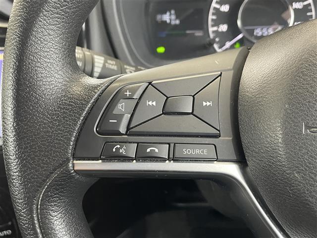 【ステアリングスイッチ】手元のボタンから、オーディオやナビなどの操作ができるので、よそ見をせずに安全に運転に集中できます！