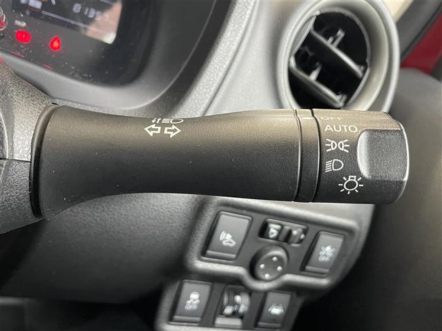 【オートライト（AUTO）】外の明るさをシステムが感知して、自動でヘッドライトが点灯します！ヘッドライトをつけ忘れを防ぐ便利機能です。