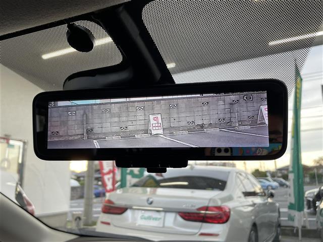 【デジタルルームミラー】車両後方カメラの映像をルームミラーに映すことが出来ます。 そのため、後席に人や荷物があって後方が見えづらい場合でもしっかり視界を確保することが出来ます。