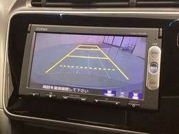 リバースギアに入れるだけで後方の表示へ切り替わります。夜間や雨の日の駐車も楽になりますよ。