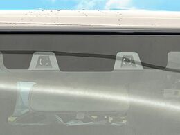 【スズキ　セーフティサポート】走行中に前方の車両等を認識し、衝突しそうな時は警報とブレーキで衝突回避と被害軽減をアシスト。より安全にドライブをお楽しみいただけます。