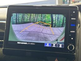 【バックカメラ】駐車時に後方がリアルタイム映像で確認できます。大型商業施設や立体駐車場での駐車時や、夜間のバック時に大活躍！運転スキルに関わらず、今や必須となった装備のひとつです！