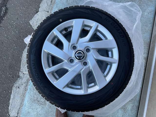 積込みタイヤは純正アルミホイール＋スタッドレスタイヤです