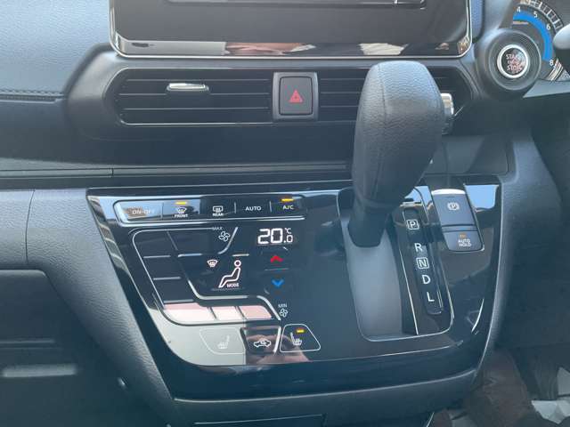 空調は便利なタッチパネル式フルオートエアコンです