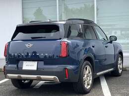 Emergency Service 365日24時間体制で、万一の故障などのトラブルに対応。応急処置のアドバイスのみならず、保証期間中は出張修理やレッカーなどの手配、さらにはお客様の代替交通手段やホテルの確保を行います。