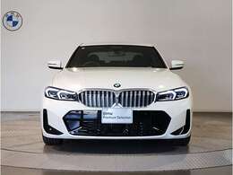 ☆BMWの代名詞とも言える【キドニーグリル】一目見ただけでBMW車であると認識できる確固たるアイコンとして存在感を放ちます☆