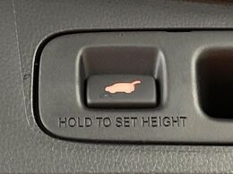 【パワーバックドア】スマートキーや運転席のボタンを押すだけでリアゲートが自動で開閉します！荷物を持っている時や、高い位置にあるバックドアを閉める際に便利な機能です♪