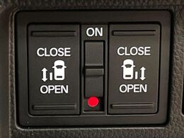 【両側パワースライドドア】スマートキーや運転席のスイッチで後席両側スライドドアの開閉が可能♪電動だから力を入れてドアを開ける必要が無く、小さなお子様でも簡単に開け閉めでき快適です♪