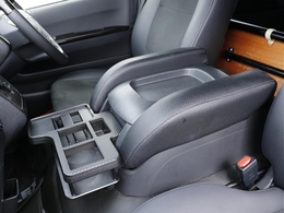 コンソール周り☆ アームレスト、ドリンクホルダー搭載済み♪