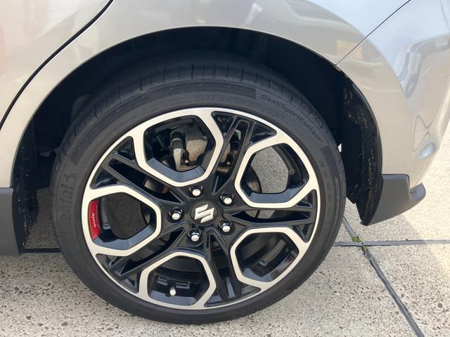 フットワークの軽い、運転ラクラクの足回り。タイヤの溝も、まだまだ！くわしくはスタッフへ。