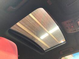 【サンルーフ】開放感たっぷりの希少装備、サンルーフが装着されています！車内に明かりを取り入れたり景色を楽しむ以外にも、車内の空気も簡単に換気できて快適です！