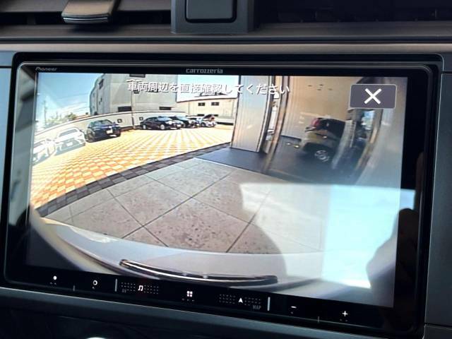 【バックカメラ】駐車時に後方がリアルタイム映像で確認できます。大型商業施設や立体駐車場での駐車時や、夜間のバック時に大活躍！運転スキルに関わらず、今や必須となった装備のひとつです！