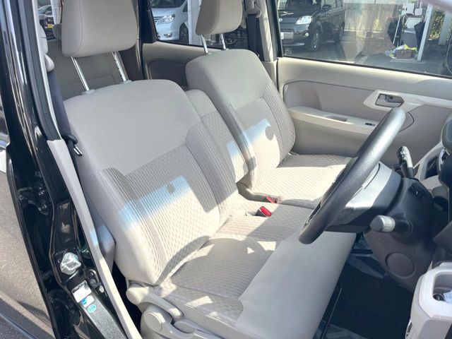 運転席まわりには十分なスペースがあり、大柄な方でもゆったり運転していただける環境です。