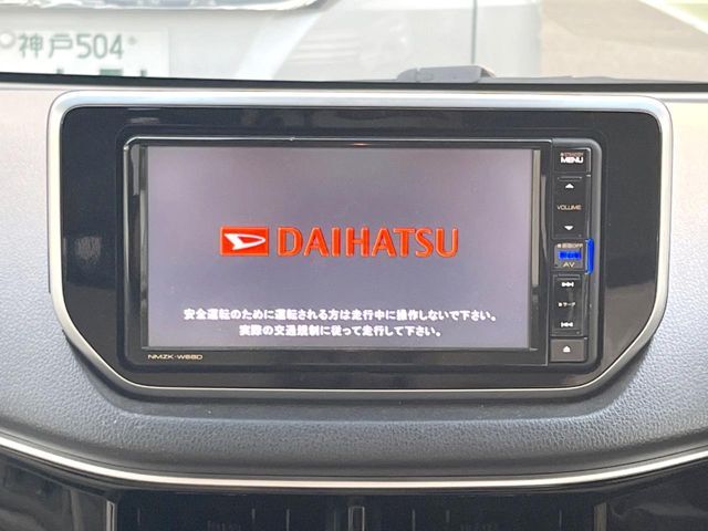 【純正ナビ】人気の純正ナビを装備しております。ナビの使いやすさはもちろん、オーディオ機能も充実！キャンプや旅行はもちろん、通勤や買い物など普段のドライブも楽しくなるはず♪