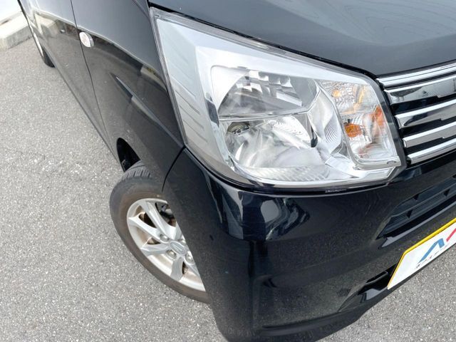 【LEDヘッドライト】悪天候や夜間走行時も良好な視界を確保し安心して運転できる高輝度LEDヘッドライトを装備！点灯速度が早く、消費電力も抑えられています。