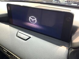 【純正10.25型ナビ】人気の純正ナビを装備しております。ナビの使いやすさはもちろん、オーディオ機能も充実！キャンプや旅行はもちろん、通勤や買い物など普段のドライブも楽しくなるはず♪
