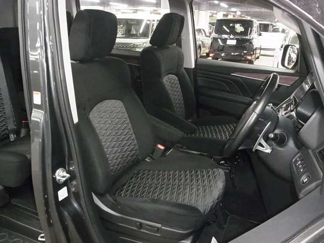 当社販売担当者、仕入担当者、リフトに持ち上げ車検検査員による下廻りチェックをクリアした高品質車を展示しております。