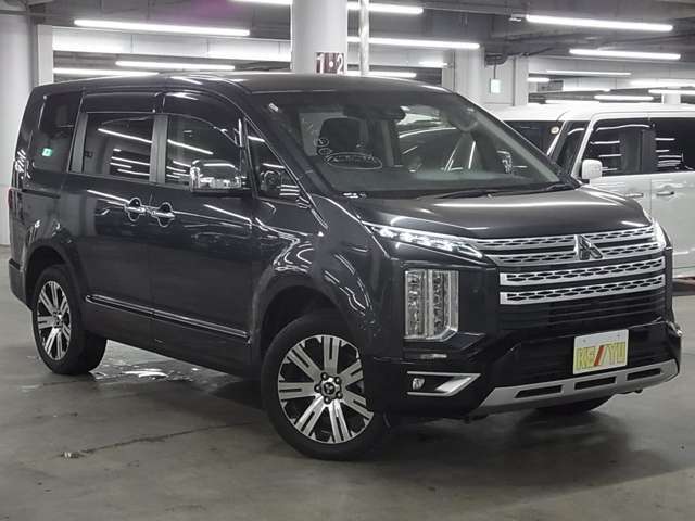 雨が降ってもゆったりと車選びができる全天候型立体展示場！エスカレーター完備！