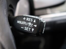 【レーダークルーズコントロール】高速道路での長距離走行が楽に！！自動で速度を保つクルーズコントロールが、衝突軽減システムと連携し、前方の車両を感知して車間を保つように速度調節してくれます！！