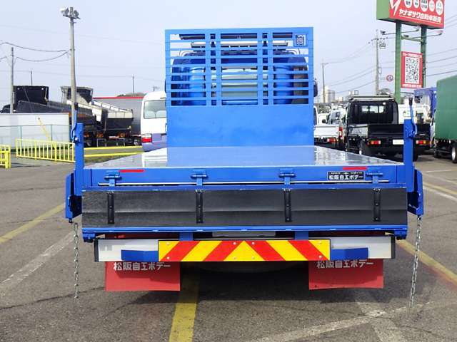 松阪自工ボデー　標準キャビン　荷台床鉄板加工　鳥居補強加工　燃料タンク200L